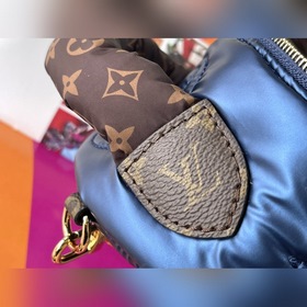 Артикул： M21060 В этом зимнем сезоне эта мини-рюкзак изготовлена 