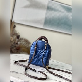 Артикул： M21060 В этом зимнем сезоне эта мини-рюкзак изготовлена 