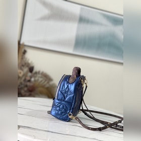 Артикул： M21060 В этом зимнем сезоне эта мини-рюкзак изготовлена 