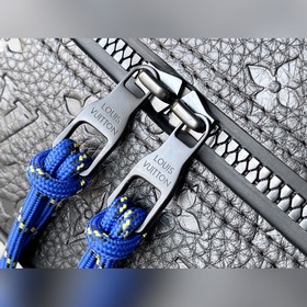 Артикул： M59924 Этот рюкзак Dean изготовлен из простой кожи кожи 