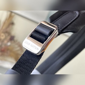 Артикул： M59924 Этот рюкзак Dean изготовлен из простой кожи кожи 