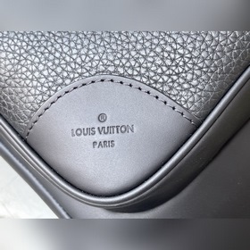 Артикул： M59924 Этот рюкзак Dean изготовлен из простой кожи кожи 