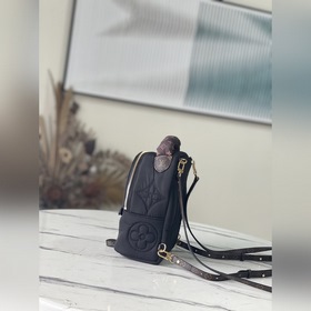 Артикул： M21060 Черный В этом зимнем сезоне эта мини-рюкзак изгот