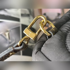 Артикул： M21060 Черный В этом зимнем сезоне эта мини-рюкзак изгот
