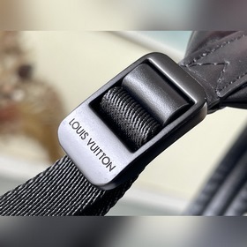Артикул： M21824 Серия сумок из кожи. Эта сумка изготовлена из мяг