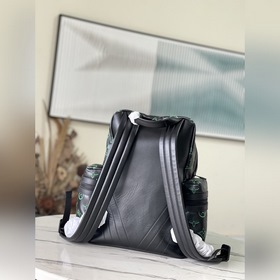 Артикул： M21824 Серия сумок из кожи. Эта сумка изготовлена из мяг