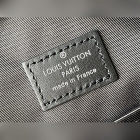 Артикул： M45335 Рюкзак Dean изготовлен из материала, подчеркивающ