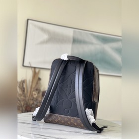 Артикул： M45335 Рюкзак Dean изготовлен из материала, подчеркивающ