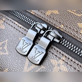 Артикул： M45335 Рюкзак Dean изготовлен из материала, подчеркивающ