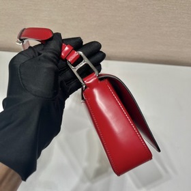 Новый номер модели 1BD323 Эта сумка с откидной крышкой изготовлен