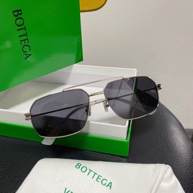 BOTTEGA VENETA  Серебристо-серые детали  Bottega Veneta  Модел