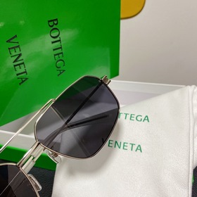 BOTTEGA VENETA  Серебристо-серые детали  Bottega Veneta  Модел