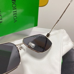 BOTTEGA VENETA  Серебристо-серые детали  Bottega Veneta  Модел