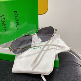 BOTTEGA VENETA  Серебристо-серые детали  Bottega Veneta  Модел