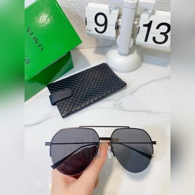 Новая модель Bottega Veneta на официальном сайте. Те же самые рет