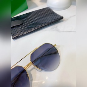 Новая модель Bottega Veneta на официальном сайте. Те же самые рет