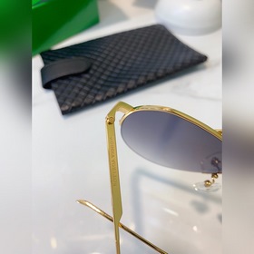 Новая модель Bottega Veneta на официальном сайте. Те же самые рет