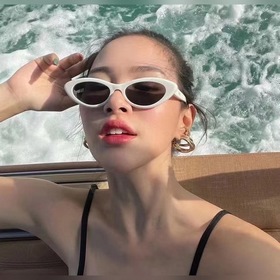 Новая модель на официальном сайте CELINE CL4S184 → Белый