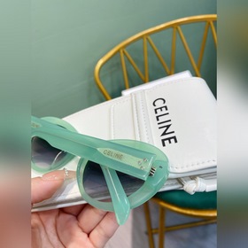 Плакат Celine, популярный среди интернет-блогеров на платформе Xi