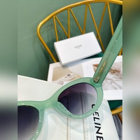 Плакат Celine, популярный среди интернет-блогеров на платформе Xi