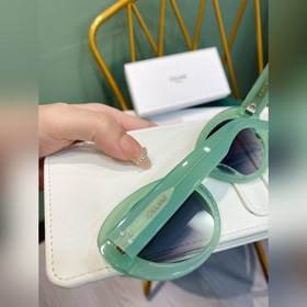 Плакат Celine, популярный среди интернет-блогеров на платформе Xi