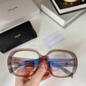 Новые товары на официальном сайте CELINE Минималистичный дизайн о