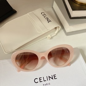 Новая модель на официальном сайте CELINE. Простой стиль, легко со
