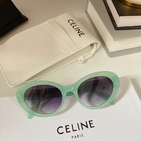 Новая модель на официальном сайте CELINE. Простой стиль, легко со