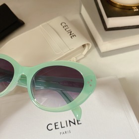 Новая модель на официальном сайте CELINE. Простой стиль, легко со