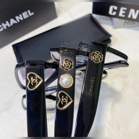 CHANEL 2023 весна-лето, новые очки с черной оправой в форме сердц