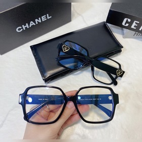 CHANEL 2023 весна-лето, новые очки с черной оправой в форме сердц
