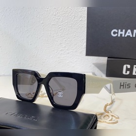 Широкие ножки с двойной буквой C от Chanel – это символ моды, кот