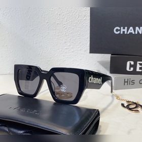Широкие ножки с двойной буквой C от Chanel – это символ моды, кот