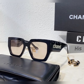 Широкие ножки с двойной буквой C от Chanel – это символ моды, кот