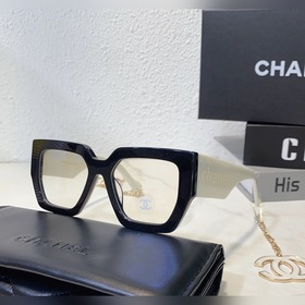 Широкие ножки с двойной буквой C от Chanel – это символ моды, кот