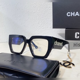 Широкие ножки с двойной буквой C от Chanel – это символ моды, кот