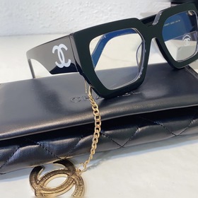 Широкие ножки с двойной буквой C от Chanel – это символ моды, кот