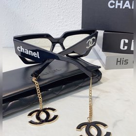 Широкие ножки с двойной буквой C от Chanel – это символ моды, кот