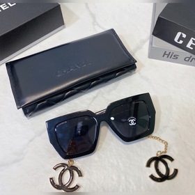 Широкие ножки с двойной буквой C от Chanel – это вещь, которая пр