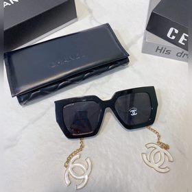 Широкие ножки с двойной буквой C от Chanel – это вещь, которая пр