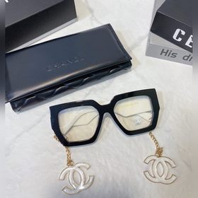 Широкие ножки с двойной буквой C от Chanel – это вещь, которая пр