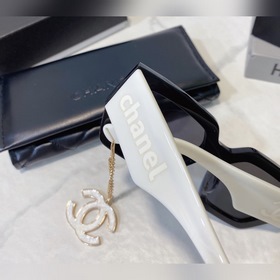Широкие ножки с двойной буквой C от Chanel – это вещь, которая пр