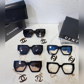 Широкие ножки с двойной буквой C от Chanel – это вещь, которая пр