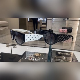Последние экземпляры Chanel. Эта модель стала настоящим хитом. Ч