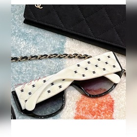 Последние экземпляры Chanel. Эта модель стала настоящим хитом. Ч