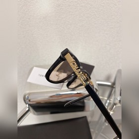 Очарована прозрачными очками Chanel. Они такие нежные, что выгля