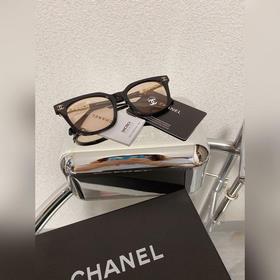 CHANEL представляет новую модель очков.  Очень подходит для свет