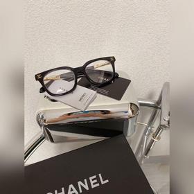 CHANEL представляет новую модель очков.  Очень подходит для свет