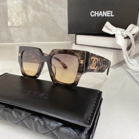 Новейшая модель 2023 года от Chanel с широкой оправой, характерны