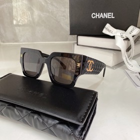 Новейшая модель 2023 года от Chanel с широкой оправой, характерны